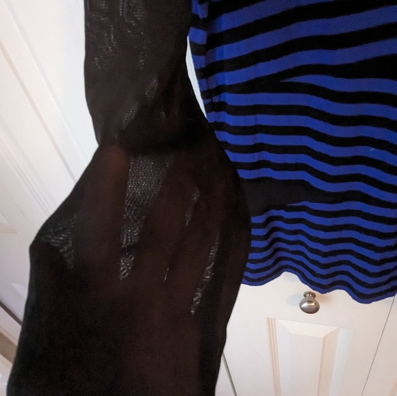 Gorgeous blue and black rayon stretchy shirt. Not sure of the brand no tag - Picture 7 of 7